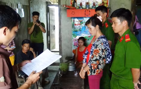 CQĐT đọc lệnh khám xét nhà Hương. CQĐT đọc lệnh khám xét nhà Hương.