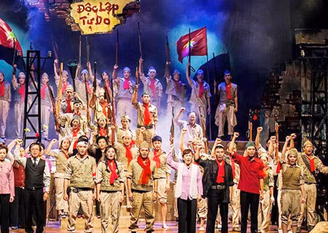 Một cảnh trong vở “Những người con Hà Nội” của tác giả Phạm Văn Quý do Nhà hát kịch Hà Nội dàn dựng.