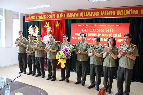 Lãnh đạo Tổng cục Chính trị CAND và Ban chấp hành Đảng bộ Cục Công tác Đảng và Công tác quần chúng.