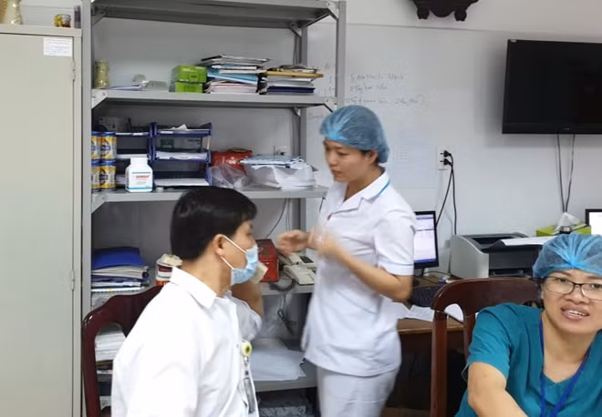 Bác sĩ ca trực chiều ngày 14-3 nghe điện thoại từ Trung tâm cấp cứu 115, đề nghị chuẩn bị tiếp nhận một trường hợp nghi vấn.