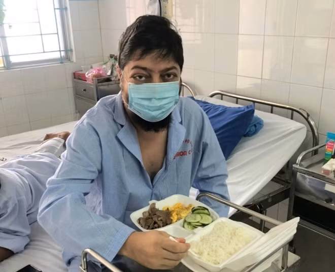 Một người Thái Lan chuẩn bị dùng cơm trưa tại khu cách ly