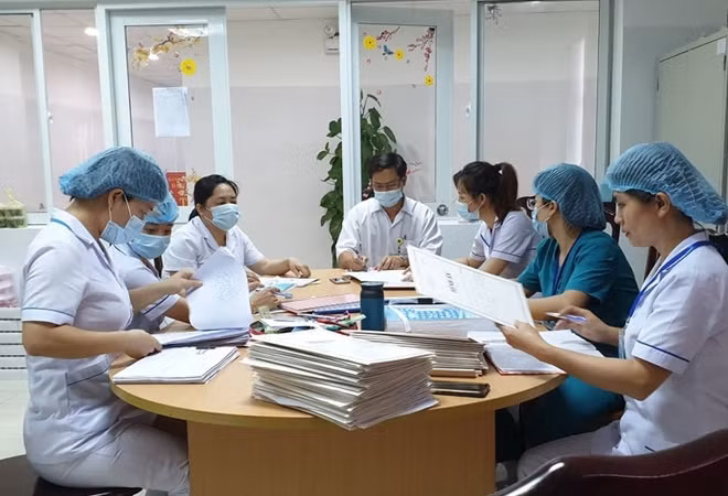 Bác sĩ, điều dưỡng khu cách ly thường trực 24/24 để xử lý công việc