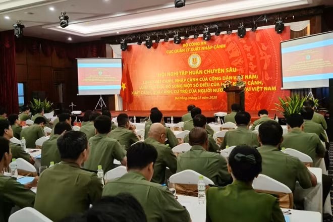 Thiếu tướng Quách Huy hoàng phát biểu khai mạc hội nghị