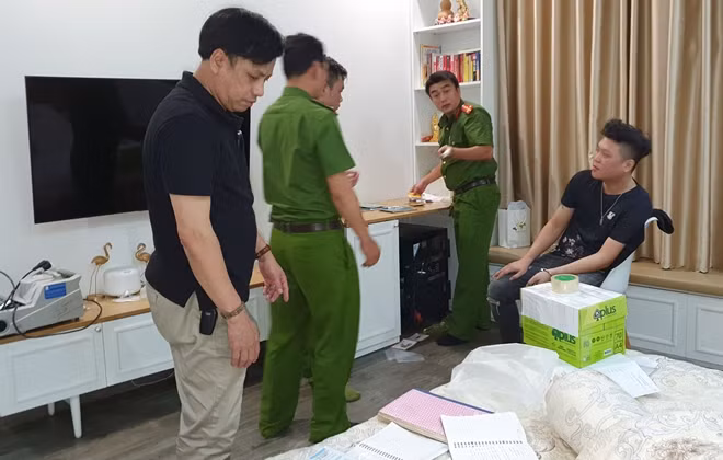 Lực lượng Cảnh sát Hình sự khám xét, bắt giữ một đối tượng trong đường dây cá độ