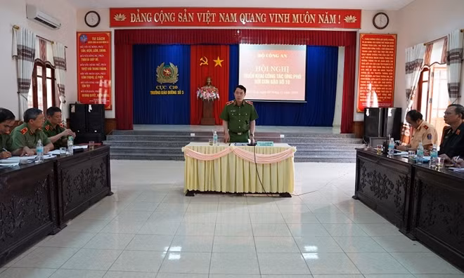 Thứ trưởng Lê Quốc Hùng yêu cầu các đơn vị Công an chủ động ứng phó với mưa lớn, sạt lở đất