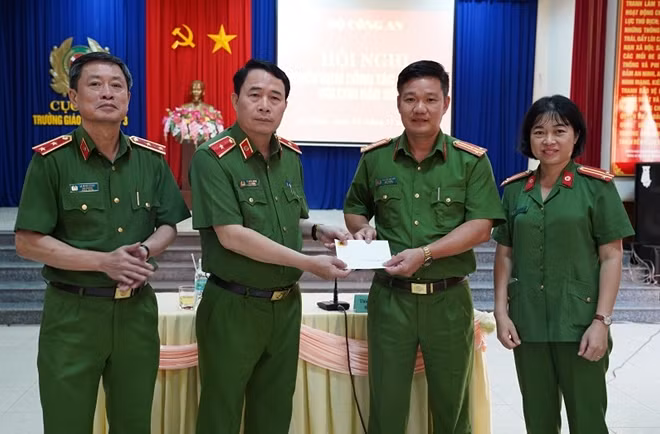 Thứ trưởng Lê Quốc Hùng biểu dương, động viên Trường Giáo dưỡng số 3 đã làm tốt công tác ứng phó với bão số 9