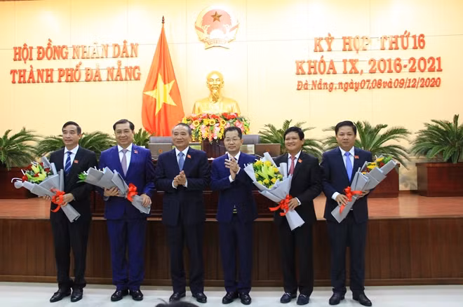 Bí thư Thành ủy Đà Nẵng Nguyễn Văn Quảng và ông Trương Quang Nghĩa, nguyên Bí thư Thành ủy tặng hoa cho các đồng chí lãnh đạo UBND, HĐND nghỉ hưu và các đồng chí vừa được bầu chọn