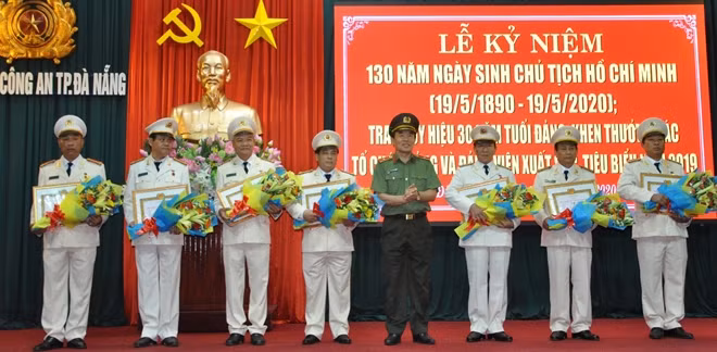 Thiếu tướng Vũ Xuân Viên, Giám đốc Công an TP Đà Nẵng trao Huy hiệu 30 năm tuổi Đảng cho 7 đồng chí thuộc Công an TP