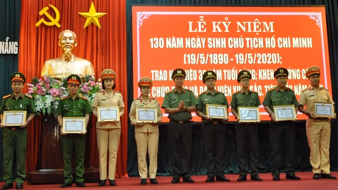 Lãnh đạo Công an TP Đà Nẵng trao Giấy khen cho các tập thể, cá nhân xuất sắc