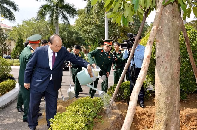 Thủ tướng Nguyễn Xuân Phúc tặng quà và trồng cây lưu niệm tại BTL Quân khu 5