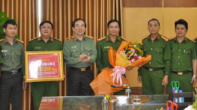 Giám đốc Công an Đà Nẵng biểu dương, trao thưởng cho Công an quận Cẩm Lệ