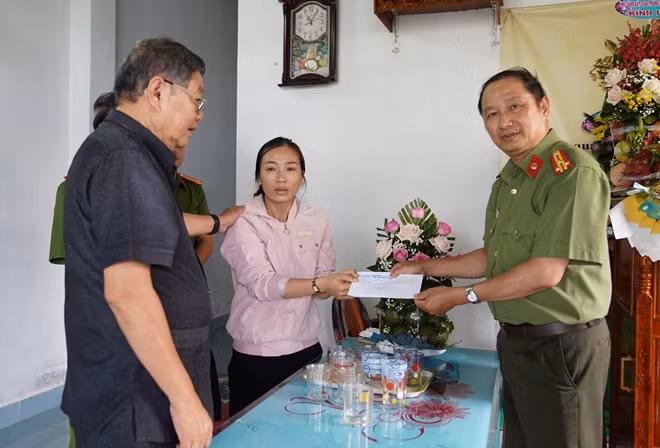 Văn phòng Thường trú Báo CAND tại miền Trung thăm hỏi, động viên thân nhân Trung úy Trần Đình Trung