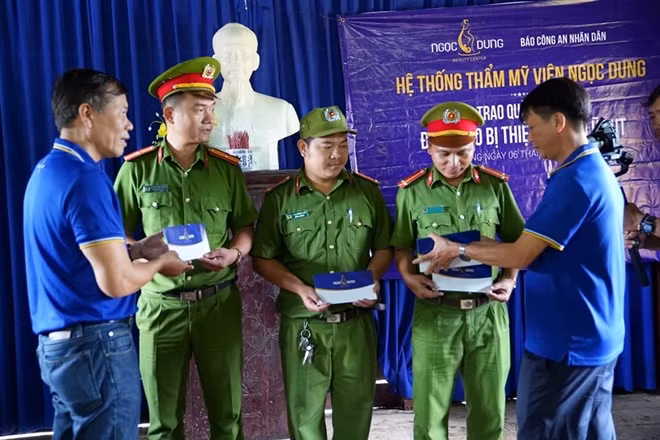 Đại diện Công ty TNHH TMV Ngọc Dung tặng quà cho Công an xã Hòa Bắc