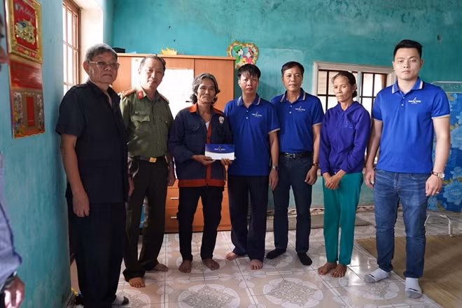 Đoàn đến thăm, tặng quà cho thân nhân cháu bé bị lũ cuốn tại xã Hòa Tiến