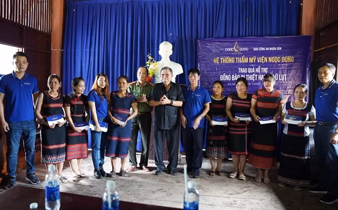 Đại diện Báo CAND và Công ty TNHH TMV Ngọc Dung trao quà cho đồng bào Cơ-Tu thôn Tà Lang