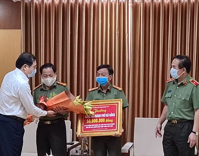 Lực lượng An ninh được tặng thưởng 50 triệu đồng về thành tích triệt phá đường dây nhập cảnh trái phép liên quan các đối tượng trong và ngoài nước
