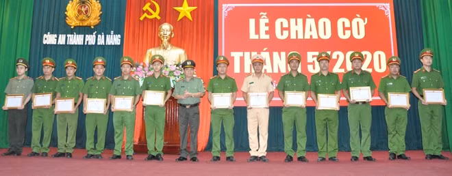 Nhiều tập thể, cá nhân được tặng Bằng khen, Giấy khen