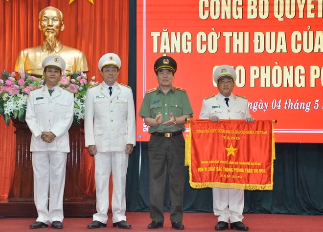 Thiếu tướng Vũ Xuân Viên, Giám đốc Công an TP Đà Nẵng trao Cờ Thi đua của Chính phủ cho Phòng Cảnh sát Kinh tế