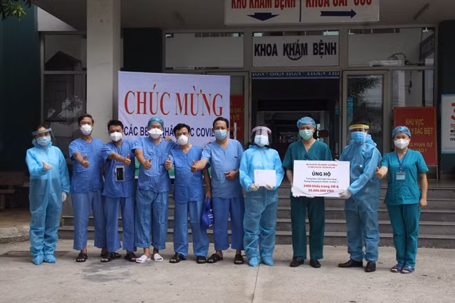Đại diện nhóm Việt kiều và Báo Công an TP Đà Nẵng tặng quà cho các đơn vị