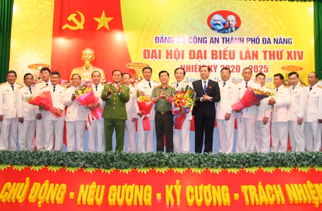 Thứ trưởng Nguyễn Văn Sơn và các đại biểu chúc mừng Ban chấp hành Đảng bộ Công an TP Đà Nẵng nhiệm kỳ 2020-2025