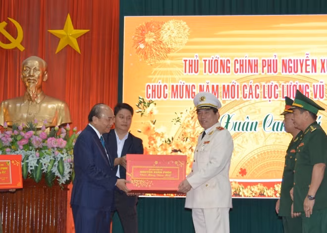 Thủ tướng Nguyễn Xuân Phúc tặng quà các lực lượng vũ trang trên địa bàn Đà Nẵng