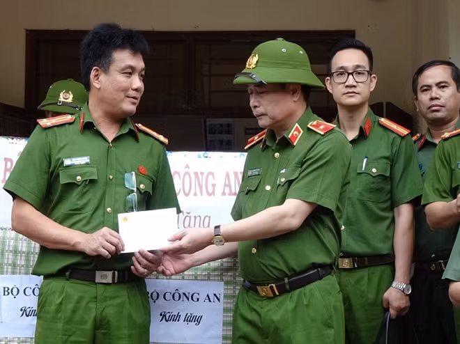 Thứ trưởng Lê Quốc Hùng thay mặt Bộ Công an tặng một số trang thiết bị, vật dụng phục vụ công tác phòng chống mưa bão cho UBND huyện Nam Trà My và Công an huyện