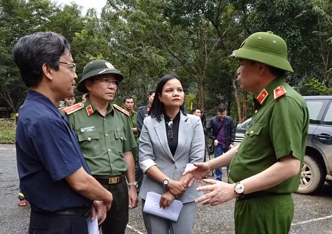 Thứ trưởng Lê Quốc Hùng trao đổi với lãnh đạo Công an tỉnh Quảng Nam và huyện Bắc Trà My