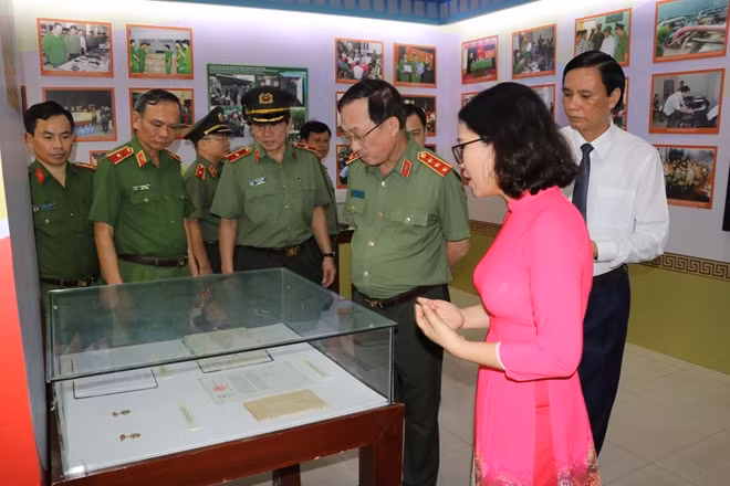 Các đại biểu tham quan triển lãm