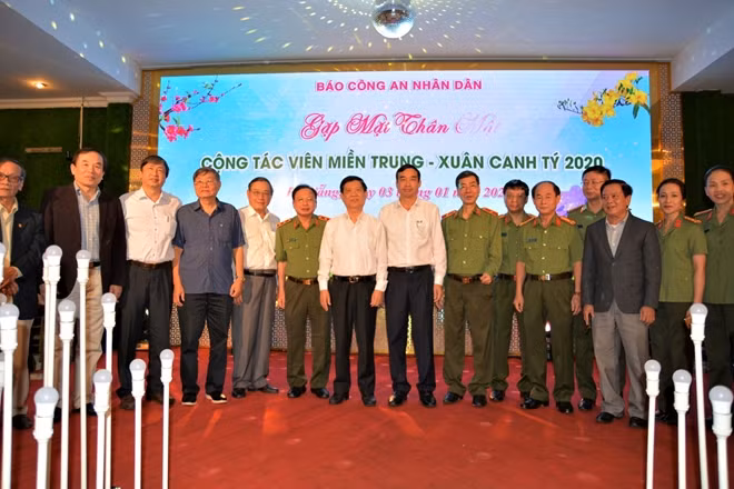 Thứ trưởng Nguyễn Văn Sơn và các đại biểu chụp ảnh lưu niệm với lãnh đạo Báo CAND