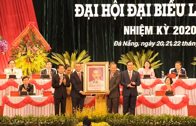 Phó Thủ tướng Thường trực Trương Hoà Bình tặng Đảng bộ và nhân dân Đà Nẵng tấm ảnh chân dung Chủ tịch Hồ Chí Minh.