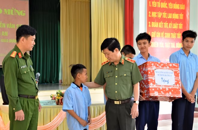 Thứ trưởng Nguyễn Văn Sơn tặng quà, thăm hỏi học sinh Trường Giáo dưỡng số 3