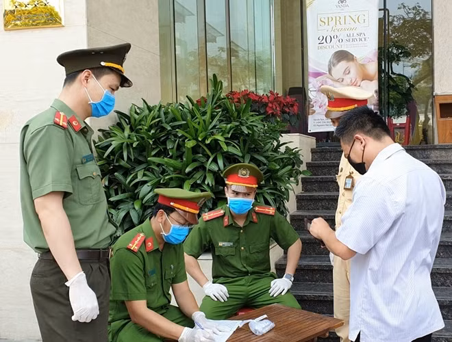 Công an quận Hải Châu thực hiện giám sát cách ly và đảm bảo ANTT trước khách sạn Vanda