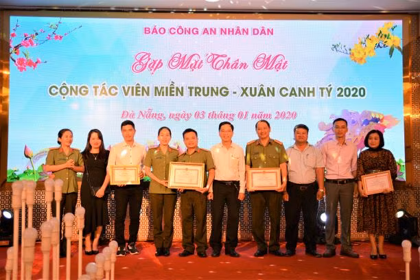 Đại diện Công an các tỉnh miền Trung tặng Giấy khen cho CBCS Báo CAND tại miền Trung