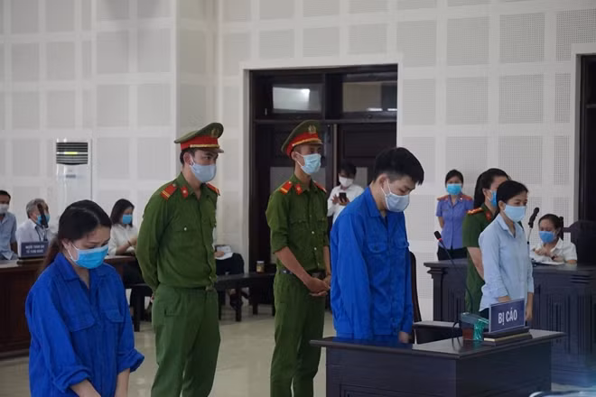 Các bị cáo trước vành móng ngựa