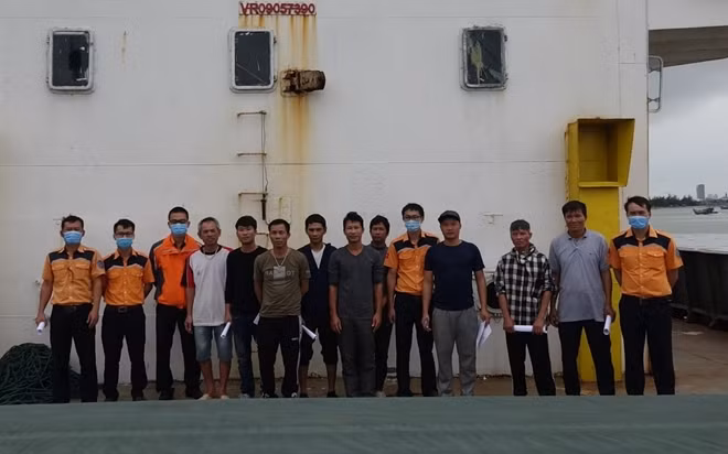 Lực lượng cứu hộ và một số thuyền viên vừa được cứu