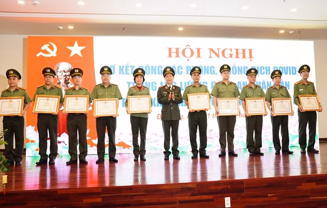 Nhiều cá nhân có thành tích trong phòng chống dịch COVID-19, góp phần đảm bảo ANQG cũng được biểu dương, khen thưởng