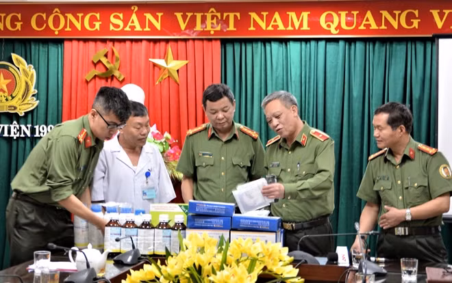Cục trưởng Nguyễn Khắc Thủ tặng một số vật tư y tế cho Bệnh viện 199