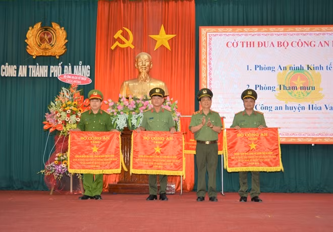 Thứ trưởng Nguyễn Văn Sơn trao Cờ Thi đua của Bộ Công an cho các tập thể xuất sắc