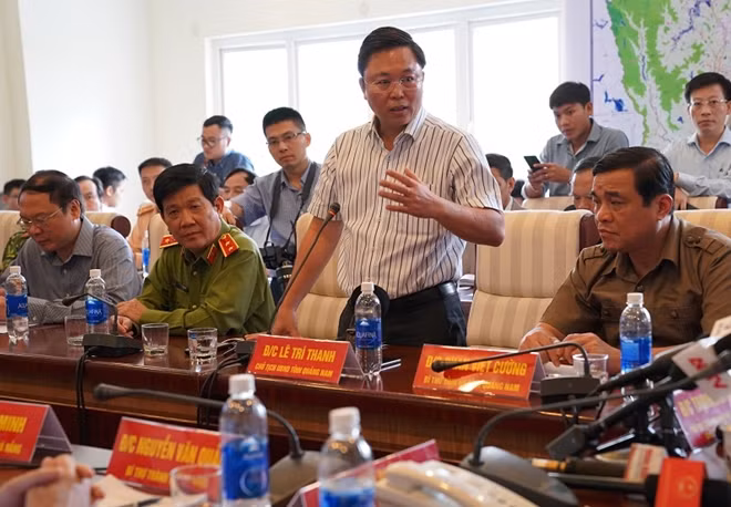 Ông Lê Trí Thanh, Chủ tịch UBND tỉnh Quảng Nam báo cáo công tác phòng chống bão của địa phương