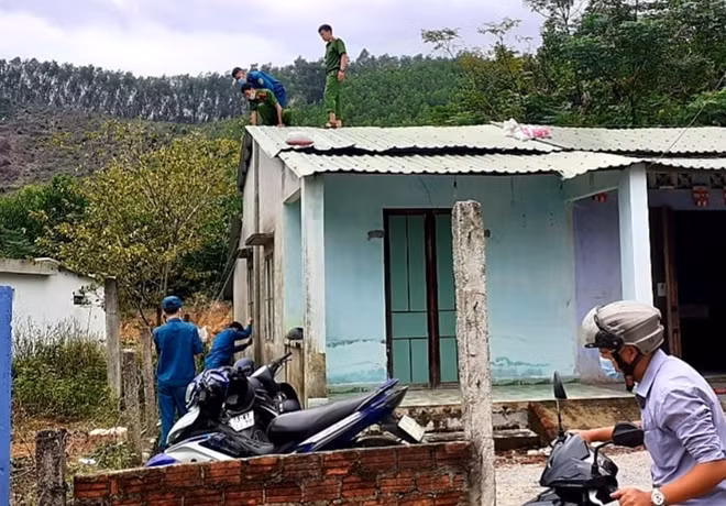Công an xã miền núi Hòa Phú (Hòa Vang, Đà Nẵng) chèn chống nhà cửa giúp dân