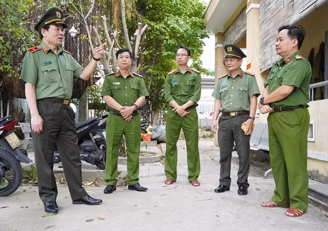 Thiếu tướng Vũ Xuân Viên, Giám đốc Công an TP Đà Nẵng kiểm tra công tác ứng phó bão tại Công an xã Hòa Châu, Hòa Vang