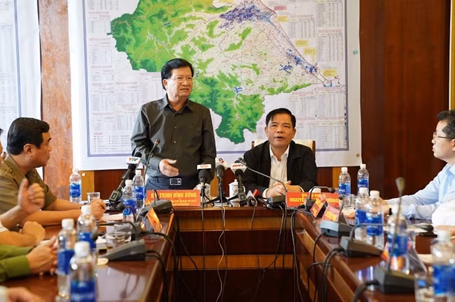 Phó Thủ tướng Trịnh Đình Dũng phát biểu chỉ đạo tại cuộc họp