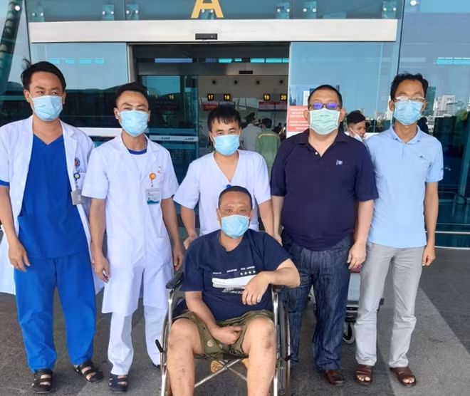 Thuyền viên người Thái Lan được các y bác sĩ đưa ra sân bay để về nước
