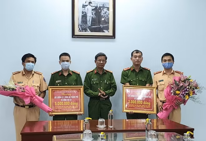 Lãnh đạo Công an TP Đà Nẵng khen thưởng 2 tổ công tác thuộc lực lượng 911