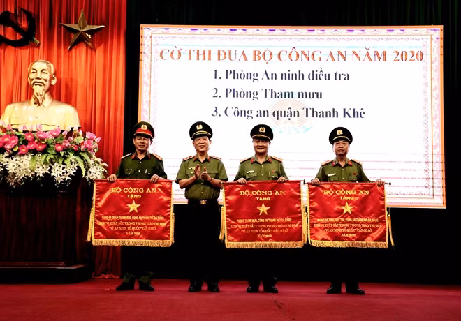 Thứ trưởng Nguyễn Văn Sơn trao Cờ thi đua xuất sắc cấp cơ sở của Bộ Công an cho các tập thể thuộc Công an TP