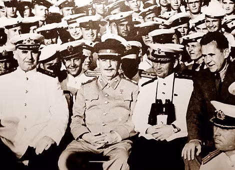 Stalin (thứ 2 từ bên trái) với các thủy thủ tàu tuần dương Molotov trong chuyến thăm Crimea, tháng 8/1947. Stalin (thứ 2 từ bên trái) với các thủy thủ tàu tuần dương Molotov trong chuyến thăm Crimea, tháng 8/1947.