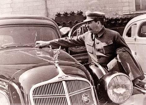 Stalin kiểm tra chiếc xe mới ZIS-110, tháng 4/1936. Stalin kiểm tra chiếc xe mới ZIS-110, tháng 4/1936.