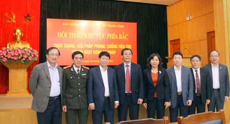 Thượng tướng Bùi Văn Nam và các đồng chí lãnh đạo tham gia hội thảo. Thượng tướng Bùi Văn Nam và các đồng chí lãnh đạo tham gia hội thảo.