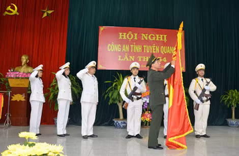 Thứ trưởng Trần Việt Tân gắn huân chương Bảo vệ ANTQ hạng Ba cho phòng Cảnh sát QLHC về TTXH Công an tỉnh Tuyên Quang .