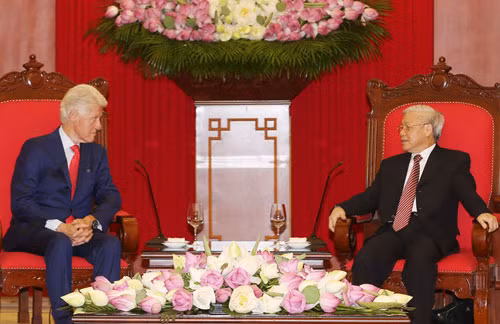 Tổng Bí thư Nguyễn Phú Trọng tiếp nguyên Tổng thống Hoa Kỳ Bill Clinton đang thăm và làm việc tại Việt Nam. Ảnh: TTXVN. .